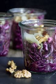 rotkohl mal anders als herbstlicher salat mit karamellisierten walnussen pecorino und datteln seelenschmeich rotkohl rezepte mit rotkohl alles vegetarisch