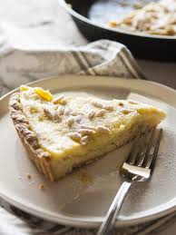 Riscaldate il latte in un pentolino con 1/2 bacca di vaniglia con i semi. Ricetta Torta Della Nonna Con Crema Pasticcera E Pinoli Non Sprecare