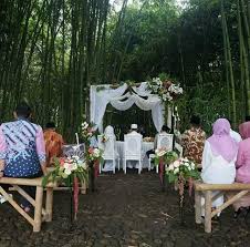 Ornamen sederhana mampu membuat ilusi ruangan yang terkesan lebih luas, penempatan barang yang pas juga dapat membuat ruangan lebih cantik. Resepsi Pernikahan Sederhana Unik Tetapi Elegan Siklikal Com
