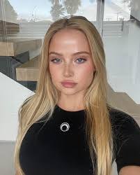 Elle Cook's Instagram, Twitter & Facebook