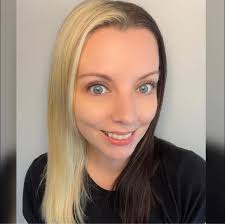 It sounds cliché, but Machine Gun Kelly is rocking the #AmericanMusicAwards  carpet.