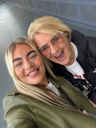 Mick Hucknall's Tribute to Bobby with Lead Me On