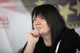 Алла владимировна одевается так, что одежда увеличивает ее на несколько размеров. Neizmennaya Kare I Chelka Pochemu Alla Duhova Uzhe Mnogo Let Strizhetsya Odinakovo I Kak Vyglyadela V Molodosti