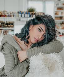 لا تتوانى الفنانة العمانية، بثينة الرئيسي، عن اعتماد إطلالات جمالية عصرية ومختلفة في كل فترة للشعر والمكياج، ولأن الكثيرات من الفتيات يتبعن أسلوبها في إطلالاتهن المختلفة، فسوف نرصد لك اليوم عدة أفكار يمكنك تطبيقها. ØªØ³Ø±ÙŠØ­Ø§Øª 2020 Ø¹Ù„Ù‰ Ø·Ø±ÙŠÙ‚Ø© Ø¨Ø«ÙŠÙ†Ø© Ø§Ù„Ø±Ø¦ÙŠØ³ÙŠ ØªØ§Ø¬Ùƒ