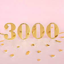 O Numero 3000 Em Dourado Numeros Banner E Confete Dourado Foto Premium