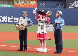 オリックス戦で交通安全！府警がヘルメット着用を呼びかけ - Imagen principal del artículo
