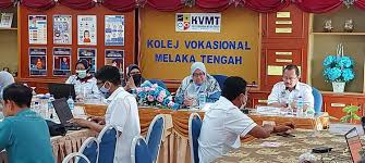 Graduan kolej vokasional berpeluang untuk ke ipta, ipts, dan institut latihan kemahiran awam dan swasta, atau terus ke alam pekerjaan.selain itu, graduan program tvet mampu menguasai pengetahuan dan kemahiran praktikal dengan lebih baik berbanding graduan program akademik. Kolej Vokasional Melaka Tengah Kampong Bukit Katil Melaka Malaysia Public Government Service Facebook