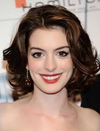 Anne Hathaway Short Hair Jpg 500 651 Bob Frisur Haarschnitt Bob Lockige Frisuren