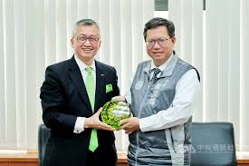 He is the first and incumbent mayor of the newly established taoyuan city, having served since 25 december 2014. å£ç½©åå®¶éåäº«æè¬ä¿¡é­æç¦ è½å®ä¹æåå°å¹¸ç¦ å°æ¹ ä¸­å¤®ç¤¾cna