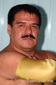 Brazo de plata formó una de las tercias más icónicas de la lucha libre mexicana junto a sus hermanos jesús alvarado nieves (brazo de oro) y juan alvarado nieves (el brazo), quienes perdieron sus máscaras ante la tercia de los villanos Rest In Peace Jesus Alvarado Nieves The Golden Arm Superfights