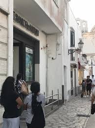In seguito alla fusione avvenuta tra i operante fin dal lontano 1539, il banco di napoli è uno degli istituti più antichi della storia bancaria italiana e vanta qualcosa come 687 filiali distribuite. Cala Il Sipario Su Un Pezzo Di Storia Di Anacapri Chiude La Filiale Del Banco Di Napoli Intesa Sanpaolo Capri News