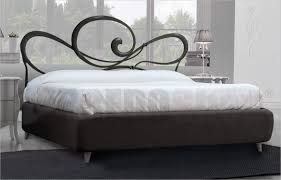 Il letto è l' elemento presente in ogni abitazione. Letto Imbottito Con Testiera In Ferro E Contenitore Cupido Con Rete A Doghe Sollevabile Ales Letti Imbottiti Alzata Standard Ales Rivestimenti Tessuto Smile Colore 53 Ales Colore Ferro Nero Grafite