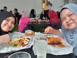 Menurut muhammad amzar, selain bazar stadium, mereka turut berniaga di bazar ramadan pkns serta dua lagi cawangan restoran yang beroperasi iaitu seksyen 7 dan jalan ampang. Wanderlust Dj Nasi Kalut Jitra Mai Shah Alam