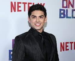 On april 13, 2018, the. Cesar Diaz Is Played By Diego Tinoco Netflix S On My Block Meet The Season 3 Cast Popbuzz