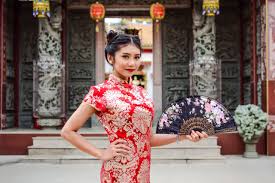 Lazimnya, cheongsam mempunyai leher yang tinggi, butang di bahagian bahu, bentuk yang sendat di pinggang dan belahan di kiri dan kanan kain. 5 Hal Tentang Cheongsam Baju Tradisional Yang Sering Dipakai Saat Imlek Kumparan Com