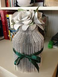 I Folded This Simple Vase Following A Youtube Video Tutorial On This Board The Flower Tutorial Too Is On My Board Dekor Iz Knig Podelki Idei