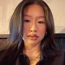 daisy robles (@daisyrobIes)