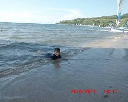 Gambar Berenang di Pantai Pasur