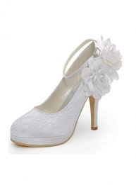 I colori classici per le scarpe da sposa includono bianco, blu, oro e nero. Scarpe Da Sposa In Pizzo Chiuse Avanti Con Plateau Cinturino E Fiori In Raso