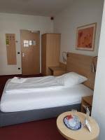 Sie berät die fachleitungen in der betreuung der bewohner, entwickelt konzepte für die wohnangebote und ist zuständig für die qualifizierung der mitarbeiter im wohnbereich. Hotel Haus Vom Guten Hirten Munster Aktualisierte Preise Fur 2021