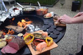 Pin Van Valerij Ivanov Op Pechi Na Drovah Buiten Koken Buitenkeuken Bbq