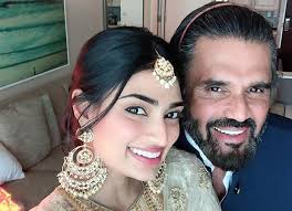 Athiya shetty is the daughter of sunil shetty and mana shetty. Athiya Shetty And Suniel Shetty Are All Smiles As They Pose For A Selfie At A Wedding Bollywood News Bollywood Hungama