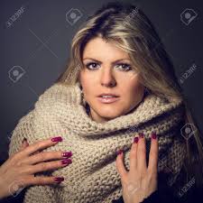 Imagem Tonificada Da Mulher Linda Nova Com Lenço No Estúdio Foto Royalty  Free, Gravuras, Imagens e Banco de fotografias. Image 43042884