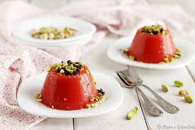 Il gelo di mellone è un dolce che si gusta fresco, dal colore rosso intenso, simile nell'aspetto al gelato, guarnito in superficie con scagliette di cioccolato, granella di pistacchi, oppure con cannella, chiodi di garofano, zucca candita, mandorle tritate o qualche fiore di gelsomino, e la cui ricetta originale prevede l'aggiunta al succo di anguria dell'acqua di gelsomino, preparata mettendo in infusione i piccoli fiori bianchi dal profumo intenso. Gelo Di Anguria Gelo Di Mellone Pane E Gianduia