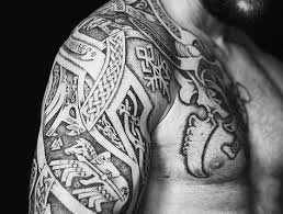 1001 Coole Und Realistische Viking Tattoos Zum Inspirieren Nordische Tattoos Oberarm Wikinger Tattoo Tattoos Arm Mann