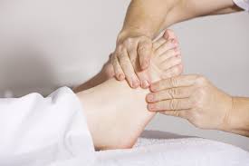 Under foten har vi en kraftig sene (plantar fascia) som. Fot