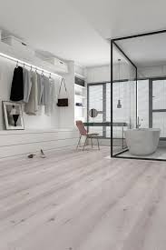 Heller Klick Vinyl Boden In Eichenoptik Nur Geringer Pflegeaufwand Schaut Bei Uns Auf Der Seite Vorbei Www Planeo De Vinylboden Haus Boden Haus Bodenbelag