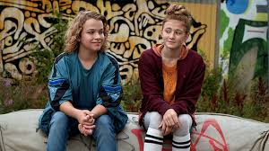 Hier macht sie sich mal nützlich, als einweiserin. Varens Svenska Biopremiarer