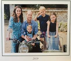 So looking forward to the cambridge christmas card! @prince_scarf opined. The Cambridge Household Family Christmas Card This Year Features The Duke And Duchess Of Cambridge Wi Royal Family Christmas Prince William Family Royal Family
