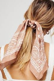 Vous pouvez également utiliser d'autres accessoires de cheveux, que vous pourrez camoufler avec votre bandana par la suite. 15 Idees De Coiffure Avec Un Bandana