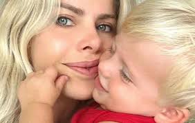 Maria Casadevall e Cauã Reymond gravam cenas de beijo na praia