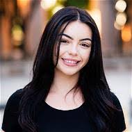 Elisa Beard's Instagram, Twitter & Facebook