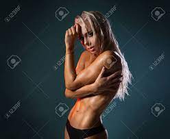 Hermosa Chica Fitness Con Gran Abdominal Posando Desnuda En La Lencería  Negra Sobre El Fondo Verde Azulado 