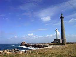 Si certains pourraient s'attrister de la disparition du métier de gardien de phare, les touristes en quête de nuit insolite se frottent plutôt les mains. Dormir Dans Un Phare En Pleine Mer Guide Voyage