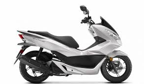 Looks like the elite 125/150 may does use engine oil in the final drive if i'm reading the manual and such correctly. 2018 Honda Pcx150 Scooter Ride Review Specs Mpg Price More Honda Pro Kevin