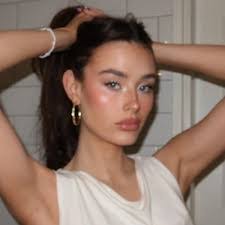 Jennifer Gora's Instagram, Twitter & Facebook