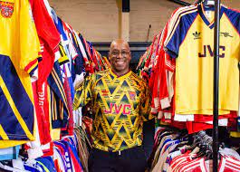Ian wright gives his opinion on famous arsenal shirt. Classic Football Shirts Auf Twitter Ian Wright Back In The Original Bruised Banana Arsenal Shirt And That Leather Jacket Thanks To Ianwright0 For Stopping By At Cfs Hq Full Warehouse Video Coming