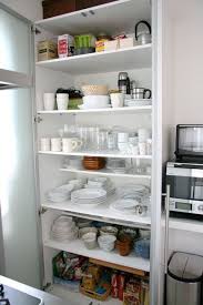 キッチンの収納 design house ikeaのワードローブを食器棚として使ってます 高さ220cm 幅1m 奥行き65cm 手の届く範囲には 全ての食器と 土鍋 ih卓上ヒーターなど よく使うものが入ってい 食器棚 ikea キッチン 収納