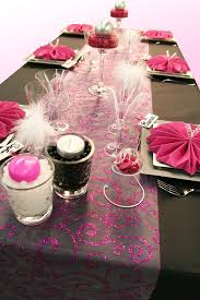 Créez un mariage comme vous en rêvez grâce à ces 9 décorations de mariage pleines. Une Nouvelle Decoration De Table En Noir Et Fuchsia Decoration Fete Mariage