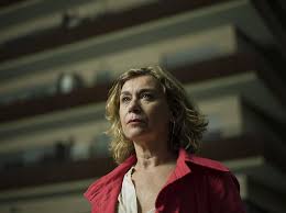 Una gossa en un descampat