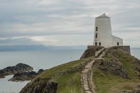 The countryside is characterized by mountain ranges, wide river valleys, attractive coastline and ancient castles. Wales Im Land Der Kelten Explorer Magazin