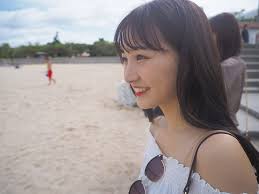 画像に含まれている可能性があるもの 1人 屋外 自然 クローズアップ 海 コーデ 山本 夏コーデ