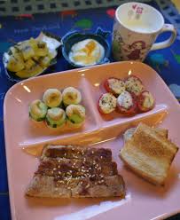 0911小栗子今日早餐 香酥豬排 香蕉小黃瓜腰果塔 羅勒起司烤番茄 自製優格 小吐司佐麥蘆卡蜂蜜 奇異果 鮮奶 小吐司剩一塊 奇異果分我一半 昨天放學回家 不吃水餃的小栗子喜孜孜宣佈 午餐時吃了三顆水餃 而且發現水餃沒有印象中難吃了 雖然量很小 卻是不