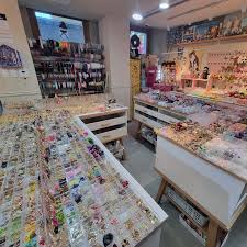 나 20살부터 지금 45살까지 총 25년 차 공방겸 부자재쇼핑몰 운영자야 20살땐 다음카페에서 귀걸이나 브로치 만들어서 사진찍어 팔거나  노점했구 (부업으로) 본격적으로 악세사리업 한건 32살때 부터야 처음으로 사업자 내서 남대문에서 돈벌었어 그돈으로 집도사고 애들도