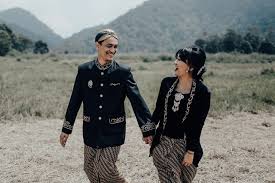 Dengan menggunakan busana tradisional, foto seperti ini tampak modern namun. 5 Keunikan Dari Pre Wedding Bertema Adat 73photoworks Vendor Wedding Photography Jakarta