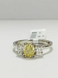 18 Karat Weissgold 1 01 Karat Gelber Diamant Trilogie Ring Im Kissenschliff Schmuck Und Stifte Plazzart